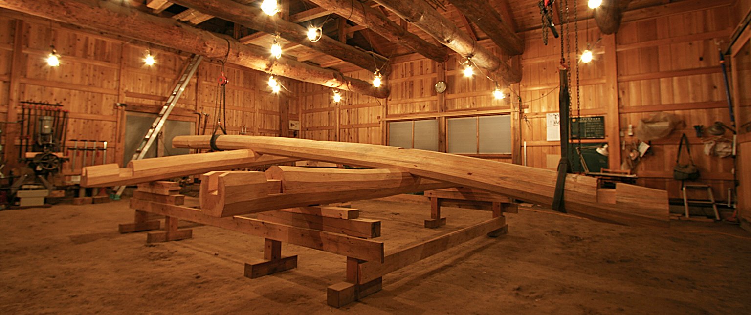 惺々舎の宮城作業場における木造伝統工法の丸太地組風景