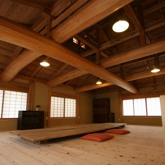 伝統構法の居室と丸太梁