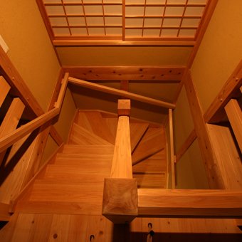 日本家屋の木の階段