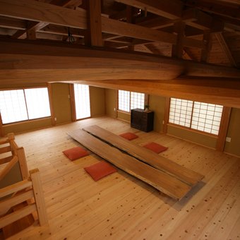 伝統構法の居室と大座卓