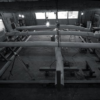 惺々舎の作業場に於ける伝統構法の丸太地組
