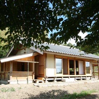 伝統工法石場建ての平屋建て住宅