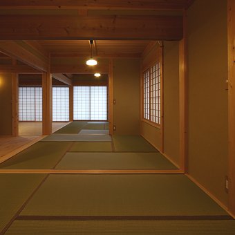 伝統構法の家の和室と廊下