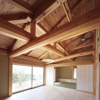 伝統構法の家の室内と丸太梁の小屋組