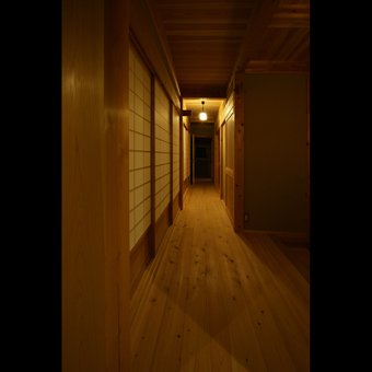 日本家屋の木の廊下