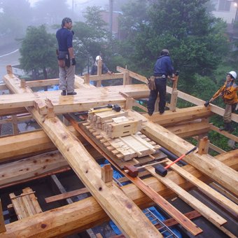 伝統工法の建前風景 惺々舎