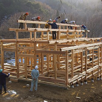 伝統構法石場建ての建前風景