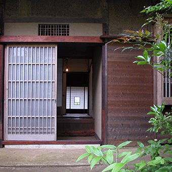 昔の日本家屋の玄関外部