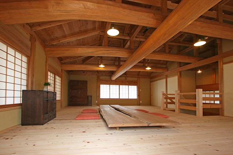 伝統構法による木組みと土壁の日本家屋「調布の家」・赤松丸太の小屋組