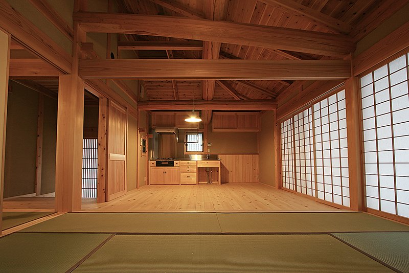 伝統構法による木組みと土壁の日本家屋「世田谷の家」・和室からダイニングキッチンを見る