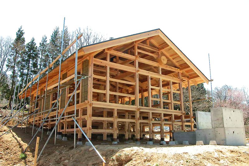 木組みと石場建ての伝統工法「峠田の家」・構造外観を見る