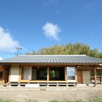 伝統工法石場建ての平屋建て住宅