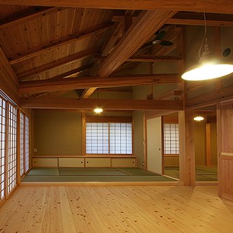 日本家屋の室内と丸太の小屋組