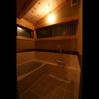 木の家の浴室