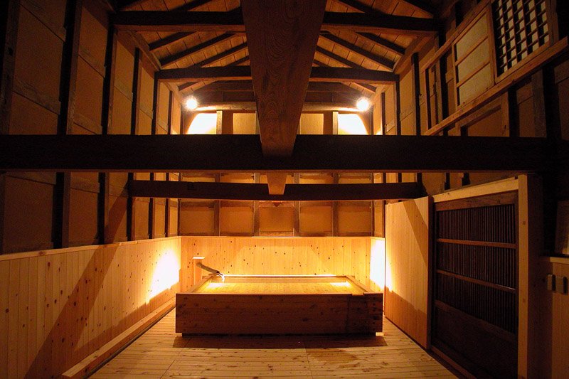 伝統工法による土蔵の浴室と桧の大浴槽