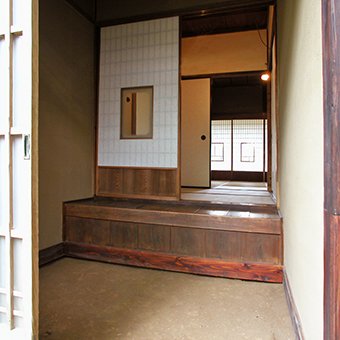 昔の日本家屋の玄関