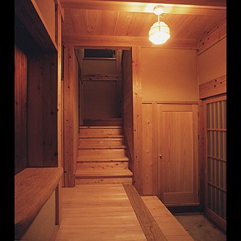 木組みと土壁の玄関と階段